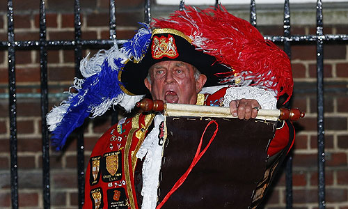 Представитель Букингемского дворца сообщил, что королева и герцог Эдинбургский очень рады известию о рождении правнука. Принц Уэльский Чарльз выпустил отдельное заявление, касающееся события: "Это невероятно драгоценный момент в жизни Уильяма и Кэтрин, и мы очень за них рады, - написал принц. - Я ужасно горд и счастлив стать дедушкой впервые в жизни, и мы с нетерпением ждем свидания с младенцем в ближайшее время".