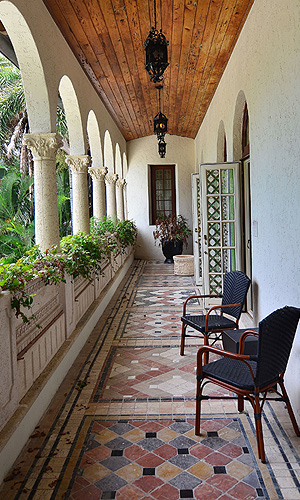 Роскошная вилла в Майами-Бич, принадлежавшая всемирно известному дизайнеру Джанни Версаче, убитому в 1997 г., выставлена на аукцион, который пройдет 17 сентября.