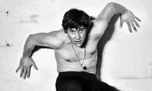 Сцена из спектакля "Гамлет" Театра драмы и комедии на Таганке. Актер Владимир Высоцкий в роли Гамлета.