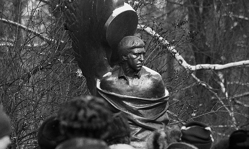 Памятник  Владимиру Высоцкому на Ваганьковском кладбище в Москве.