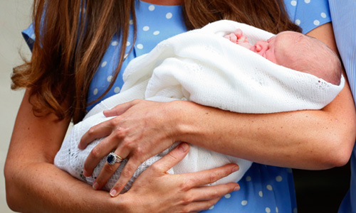 Герцог и герцогиня Кембриджские вышли из больницы "Сент Мэри" со своим новорожденным сыном, впервые показав его на публике. Миддлтон передала ребенка Уильяму. "Он довольно тяжелый", - сказал Уильям. "Это очень волнующее событие", - отметила, в свою очередь, Кейт.