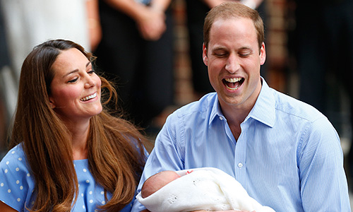 Герцог и герцогиня Кембриджские вышли из больницы "Сент Мэри" со своим новорожденным сыном, впервые показав его на публике. Миддлтон передала ребенка Уильяму. "Он довольно тяжелый", - сказал Уильям. "Это очень волнующее событие", - отметила, в свою очередь, Кейт.