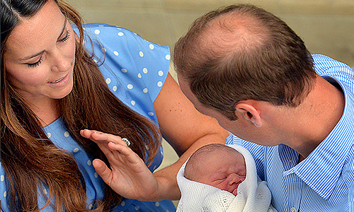 Герцог и герцогиня Кембриджские вышли из больницы "Сент Мэри" со своим новорожденным сыном, впервые показав его на публике. Миддлтон передала ребенка Уильяму. "Он довольно тяжелый", - сказал Уильям. "Это очень волнующее событие", - отметила, в свою очередь, Кейт.