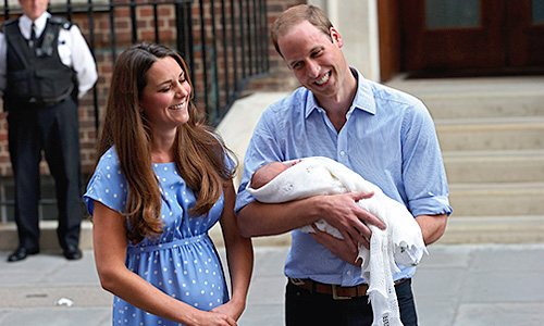 Герцог и герцогиня Кембриджские вышли из больницы "Сент Мэри" со своим новорожденным сыном, впервые показав его на публике. Миддлтон передала ребенка Уильяму. "Он довольно тяжелый", - сказал Уильям. "Это очень волнующее событие", - отметила, в свою очередь, Кейт.