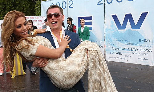 Певица Габриэлла и директор по развитию ООО "Торговый дом "Регионы" Виталий Чекулаев на открытии международного конкурса молодых исполнителей популярной музыки "Новая волна 2013" в Юрмале.