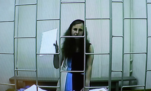 После заявления ряда ходатайств Мария Алехина, находящаяся сейчас в пермском СИЗО №5 и участвующая в сегодняшнем заседании при помощи видеоконференции, попросила доставить ее в суд. "Было нарушено мое право принимать участие в суде лично, а не по видеосвязи. Кроме того, я не ознакомлена с материалами по УДО", - заявила девушка.