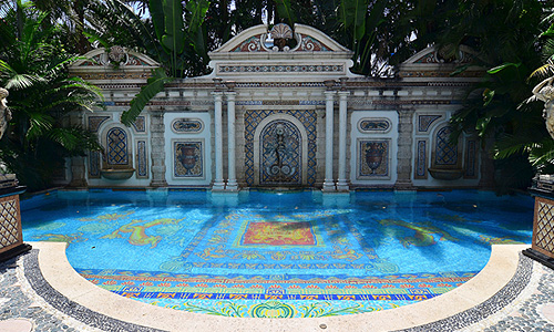 Роскошная вилла в Майами-Бич, принадлежавшая всемирно известному дизайнеру Джанни Версаче, убитому в 1997 г., выставлена на аукцион, который пройдет 17 сентября. На фото 16-метровый бассейн, который отделан 24-каратным золотом.