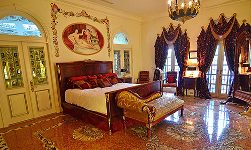 Роскошная вилла в Майами-Бич, принадлежавшая всемирно известному дизайнеру Джанни Версаче, убитому в 1997 г., выставлена на аукцион, который пройдет 17 сентября.