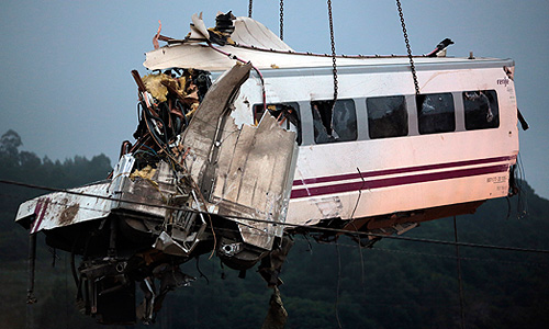 Поезд транспортной компании Renfe сошел с рельсов неподалеку от города Сантьяго-де-Компостела в Галисии (северо-запад Испании). По последним данным, в результате трагедии погибли 78 человек, еще 143 получили травмы и ранения.