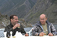 Дмитрий Медведев и Владимир Путин во время отдыха в Республике Тыва.