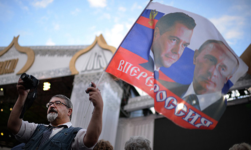 Мужчина снимает на видеокамеру праздничный концерт в честь 1025-летия Крещения Руси на Красной площади в Москве.