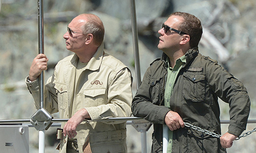 Дмитрий Медведев и Владимир Путин во время отдыха в Республике Тыва.