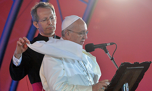 Папа Римский Франциск находится Бразилии на праздновании Всемирного дня молодежи, на пляже Копакабана он выступил перед огромной аудиторией.