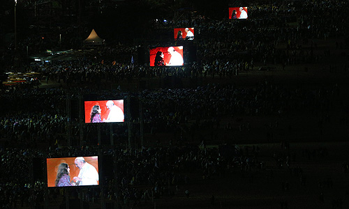 Папа Римский Франциск находится Бразилии на праздновании Всемирного дня молодежи, на пляже Копакабана он выступил перед огромной аудиторией.