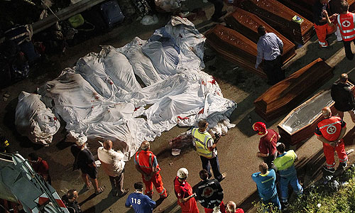 Авария произошла на эстакаде в районе г. Авеллино в регионе Кампания. По предварительной информации, автобус, перевозивший около 50 человек, врезался в несколько машин, а затем слетел с путепровода по крутому склону высотой около 30 метров.