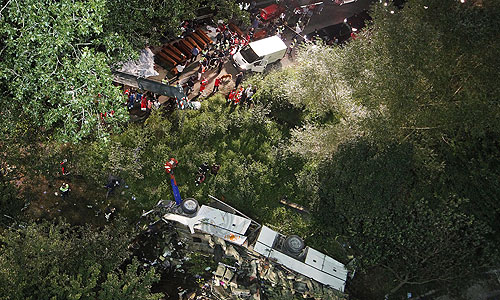 Авария произошла на эстакаде в районе г. Авеллино в регионе Кампания. По предварительной информации, автобус, перевозивший около 50 человек, врезался в несколько машин, а затем слетел с путепровода по крутому склону высотой около 30 метров.