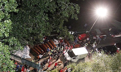 Авария произошла на эстакаде в районе г. Авеллино в регионе Кампания. По предварительной информации, автобус, перевозивший около 50 человек, врезался в несколько машин, а затем слетел с путепровода по крутому склону высотой около 30 метров.