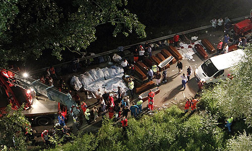 Авария произошла на эстакаде в районе г. Авеллино в регионе Кампания. По предварительной информации, автобус, перевозивший около 50 человек, врезался в несколько машин, а затем слетел с путепровода по крутому склону высотой около 30 метров.