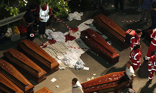 Авария произошла на эстакаде в районе г. Авеллино в регионе Кампания. По предварительной информации, автобус, перевозивший около 50 человек, врезался в несколько машин, а затем слетел с путепровода по крутому склону высотой около 30 метров.