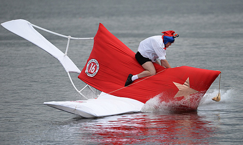 Участник команды "Высший пилотаж" Александр Ильичев прыгает с трамплина на фестивале самодельных летательных аппаратов Red Bull Flugtag в Строгинской пойме Москвы-реки.