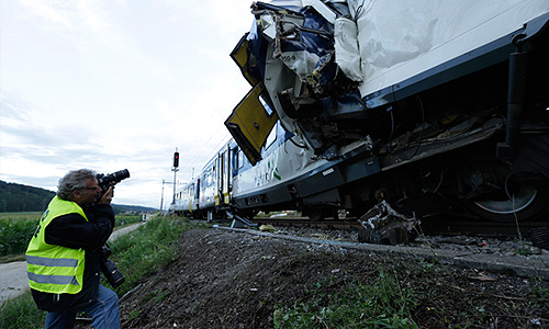 Очередное железнодорожное происшествие случилось в Европе в понедельник, на территории франкоязычного кантона Во на западе Швейцарии столкнулись два поезда. Столкновение произошло в тот момент, когда один из поездов выезжал со станции в городе Гранж-пре-Марнан (примерно 50 км к юго-западу от Берна); в него врезался другой состав, прибывший из Лозанны.