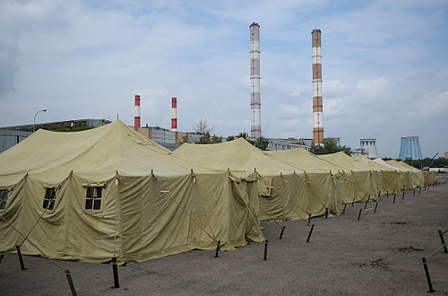 Палаточный лагерь для задержанных мигрантов в Иртышском проезде в Москве.