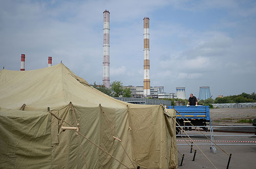 Палаточный лагерь для задержанных мигрантов в Иртышском проезде в Москве.