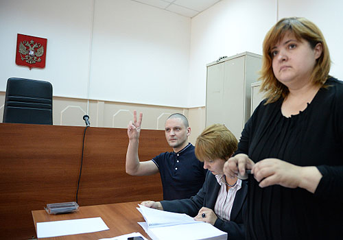 Басманный суд Москвы продлил на два месяца - до 6 октября - срок домашнего ареста координатора "Левого фронта" Сергея Удальцова. Как передает корреспондент "Интерфакса", в четверг суд удовлетворил соответствующее ходатайство следствия, мотивировав данное решение тем, что обвиняемому и его защите необходимо ознакомиться со всеми томами уголовного дела.