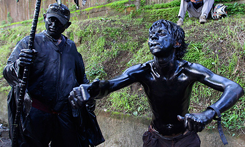 В Никарагуа жители Манагуа чествуют своего патрона Santo Domingo de Guzman намазавшись моторным маслом.