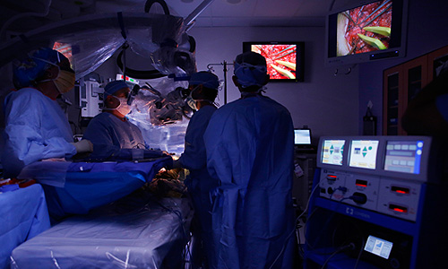 Во время операции в одной из клиник Бостона (США).