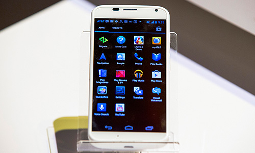 Аппарат, выпускаемый в США, оснащен AMOLED-экраном с диагональю 4,7 дюйма и разрешением 720 на 1280 пикселей, а также платформой на основе двухъядерного процессора Snapdragon S4 Pro с дополнительными ядрами для обработки речи и контекстно-зависимых расчетов. Смартфон оснащен двумя гигабайтами оперативной памяти, 16 или 32 гигабайтами памяти для хранения данных, камерой с матрицей в 10 мегапикселей, а также батареей объемом 2200 мАч. Аппарат также поддерживает стандарт связи 4G LTE м работает под управлением Android 4.2 Jelly Bean.