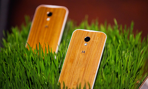 В ближайшее время смартфон поступит в продажу в США по цене от 200 до 250 долларов с двухлетним контрактом оператора. При заказе покупатель сможет выбрать варианты оформления корпуса, общее количество которых достигает 504. Вскоре будет выпущен и вариант Google Edition, который можно будет использовать с любым оператором.