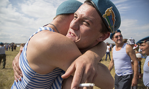 Бывшие десантники во время празднования Дня воздушно-десантных войск (ВДВ) на аэродроме "Забельский" в Уфе.