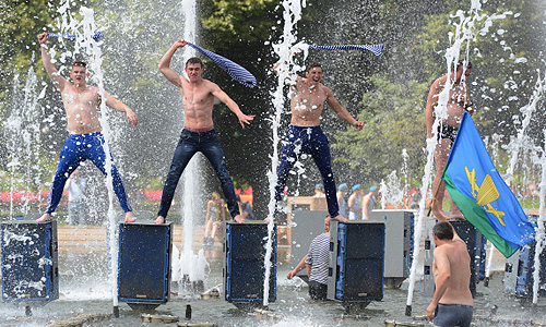 Бывшие десантники отмечают День ВДВ в Центральном парке культуры и отдыха им. Горького.