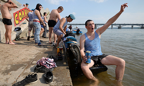 Власти Томска и Новосибирска 2 августа закрыли городские фонтаны на профилактику. "У нас проходят профилактические работы. Проверяют форсунки, наконечники. С празднованием Дня ВДВ это не связано", — заявил "Интерфаксу" глава департамента городского хозяйства Томска Александр Живоглядов.