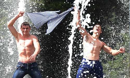 Бывшие десантники отмечают День ВДВ в Центральном парке культуры и отдыха им. Горького.