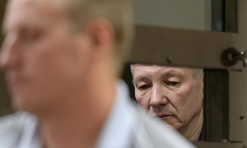 Заместитель главы администрации Екатеринбурга Виктор Контеев, обвиняемый в организации убийств и вымогательстве, во время заседания в Курганском областном суде.