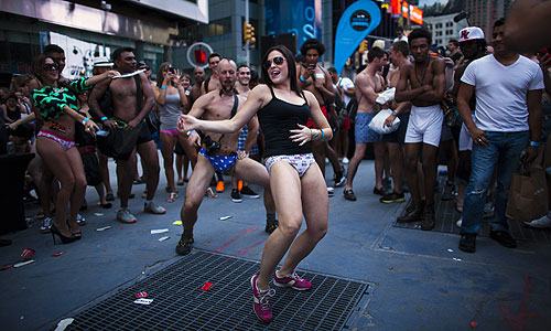 Жители Нью-Йорка разделись на Таймс-сквер, чтобы побить рекорд Гиннеса по количеству людей, собравшихся на улице в одном нижнем белье. Предыдущий рекорд - 2270 человек.