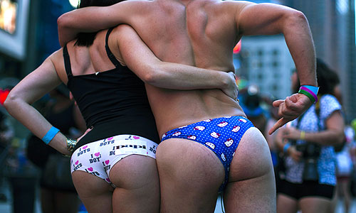 Жители Нью-Йорка разделись на Таймс-сквер, чтобы побить рекорд Гиннеса по количеству людей, собравшихся на улице в одном нижнем белье. Предыдущий рекорд - 2270 человек.