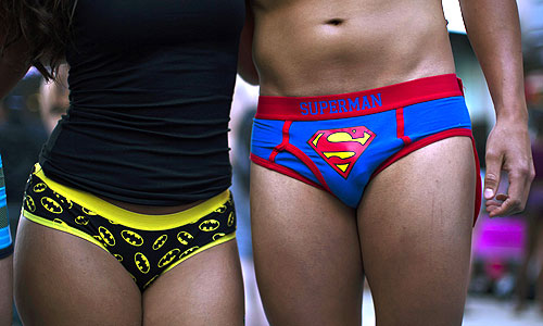 Жители Нью-Йорка разделись на Таймс-сквер, чтобы побить рекорд Гиннеса по количеству людей, собравшихся на улице в одном нижнем белье. Предыдущий рекорд - 2270 человек.