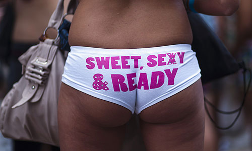 Жители Нью-Йорка разделись на Таймс-сквер, чтобы побить рекорд Гиннеса по количеству людей, собравшихся на улице в одном нижнем белье. Предыдущий рекорд - 2270 человек.