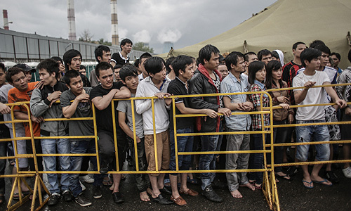 Мигранты во временном палаточном лагере в Гольяново.