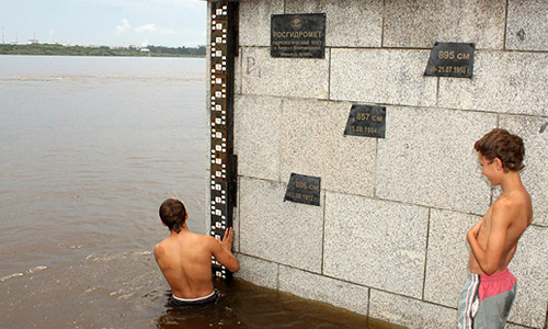 Паводок в Приамурье достиг уровня чрезвычайной ситуации федерального масштаба; для ликвидации последствий наводнения МЧС формирует полномасштабную группировку.