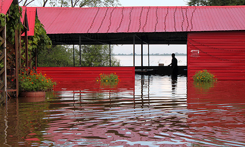 Паводковая обстановка в Амурской области осложнилась более двух недель назад из-за сильных дождей. Ситуация ухудшается, поскольку Зейская ГЭС увеличивает сброс воды, и в случае резкого увеличения сброса могут быть потоплены 30 населенных пунктов и Благовещенск.