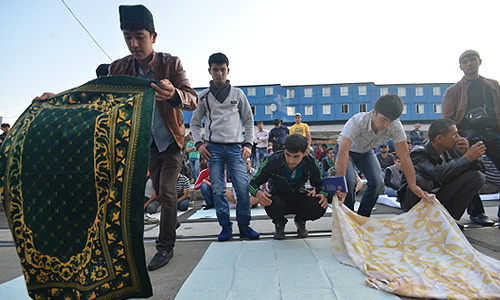 Праздничные богослужения по случаю праздника Ураза-байрам пройдут во всех мечетях Москвы, а также на трех дополнительных площадках - в павильоне парка "Сокольники", в парке имени 60-летия Октября, а также на территории физкультурно-оздоровительного комплекса "Изумрудный". На стадионе "Локомотив" совершение намаза по техническим причинам было отменено. Также определены 28 мест для совершения ритуальных обрядов в Подмосковье.