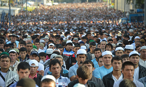 В этом году в связи с проводимым в Москве чемпионатом мира по легкой атлетике на территории столицы с 6 августа введен режим особых мер безопасности на массовых мероприятиях, в том числе в ходе проведения Уразы-байрама.