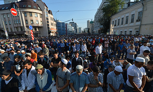 В этом году в связи с проводимым в Москве чемпионатом мира по легкой атлетике на территории столицы с 6 августа введен режим особых мер безопасности на массовых мероприятиях, в том числе в ходе проведения Уразы-байрама.