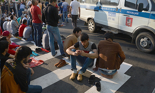 В этом году в связи с проводимым в Москве чемпионатом мира по легкой атлетике на территории столицы с 6 августа введен режим особых мер безопасности на массовых мероприятиях, в том числе в ходе проведения Уразы-байрама.