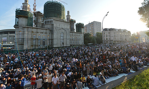 В этом году в связи с проводимым в Москве чемпионатом мира по легкой атлетике на территории столицы с 6 августа введен режим особых мер безопасности на массовых мероприятиях, в том числе в ходе проведения Уразы-байрама.