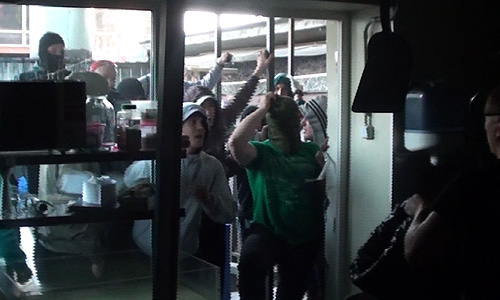 Владельцы сети кафе "Хачапури" обвинили в рейдерском захвате ресторана по адресу Шлюзовая набережная, 2/1 стр. 7 своих арендодателей.